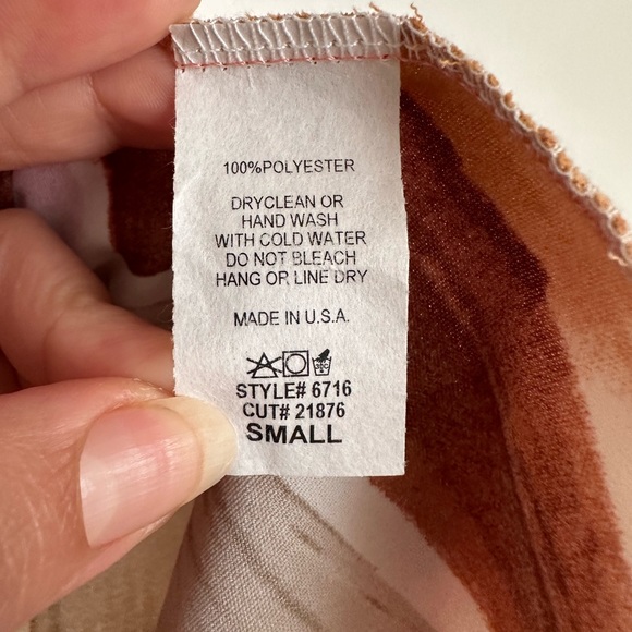 Entro Flutter Sleeve V-Neck Blouse - Picture 6 of 7